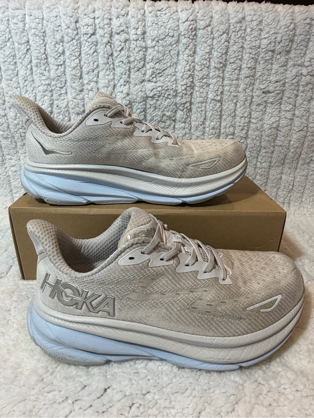 HOKA Clifton 9 Wide - Size 9
